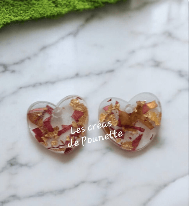 Les transparentes feuilles dorées et pétales de roses