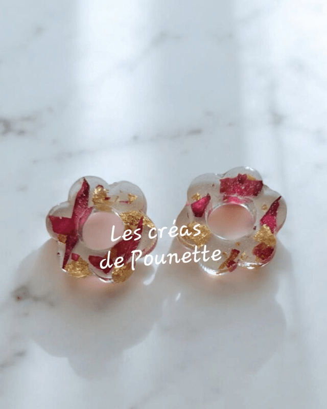 Les transparentes feuilles dorées et pétales de roses