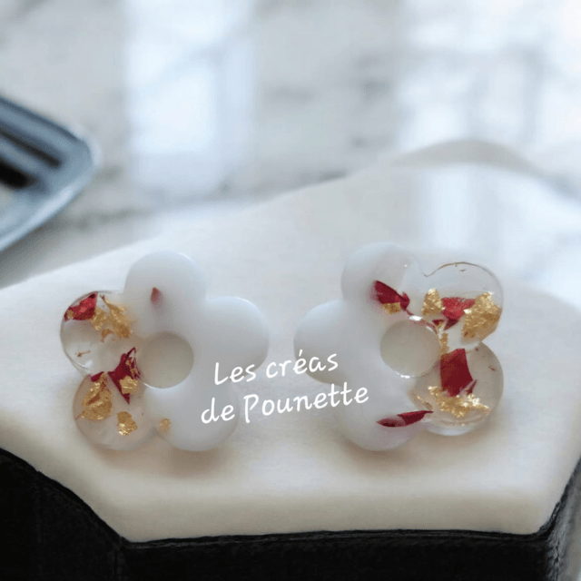 Les transparentes feuilles dorées et pétales de roses