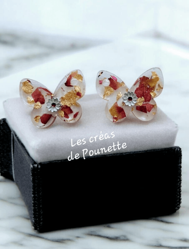 Les transparentes feuilles dorées et pétales de roses